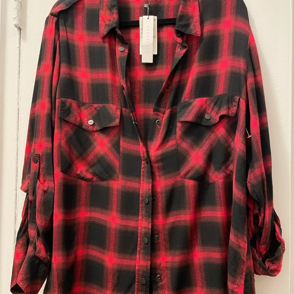 Sanctuary long sleeve top. Sleeves can be shortened with button. Metal buttons